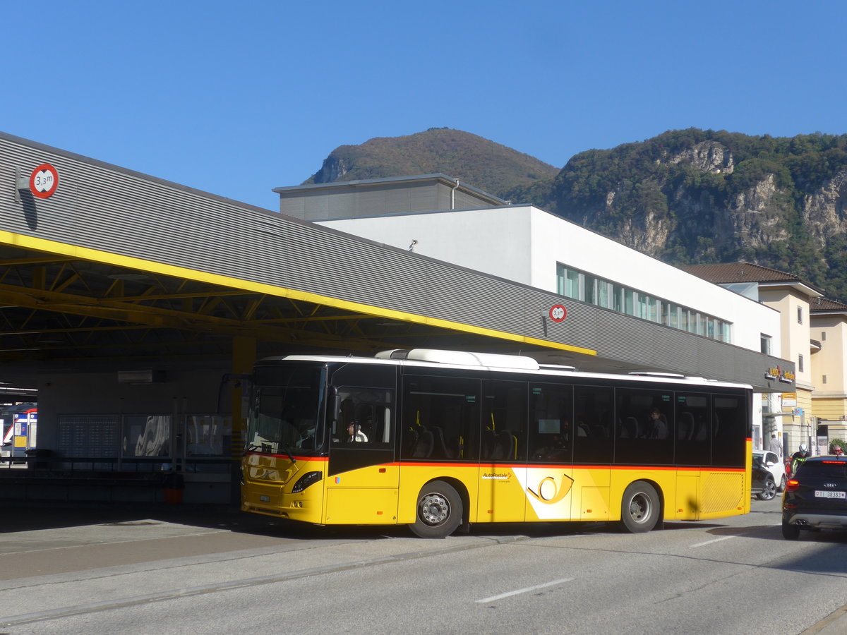 (210'539) - Autopostale, Mendrisio - TI 217'708 - Volvo am 26. Oktober 2019 beim Bahnhof Mendrisio