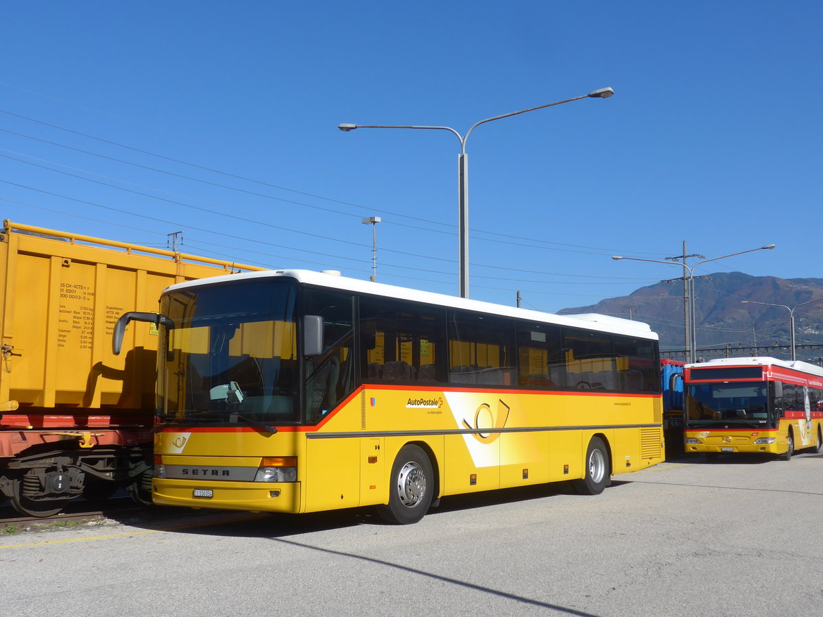 (210'595) - Autopostale, Muggio - TI 336'054 - Setra (ex AutoPostale Ticino Nr. 531) am 26. Oktober 2019 beim Bahnhof Cadenazzo