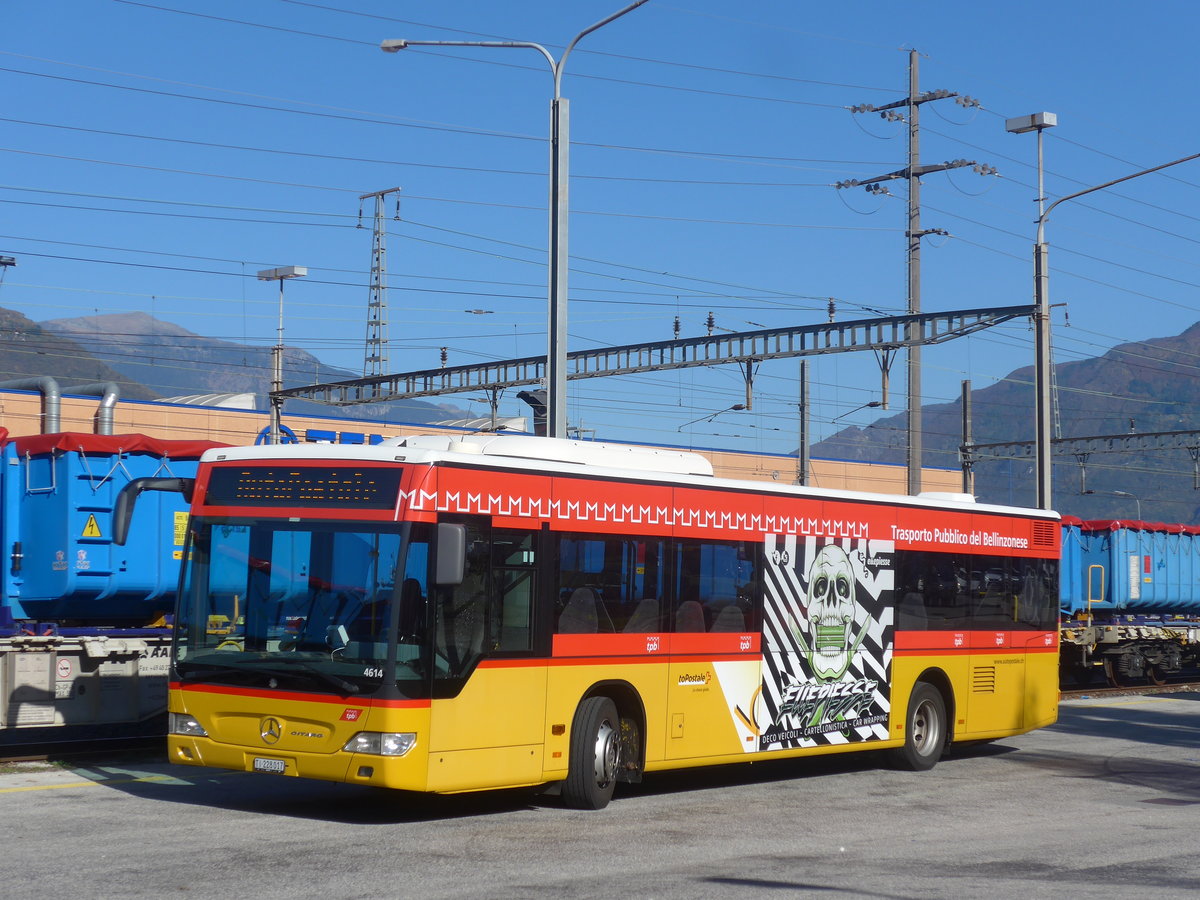 (210'601) - AutoPostale Ticino - TI 228'017 - Mercedes am 26. Oktober 2019 beim Bahnhof Cadenazzo