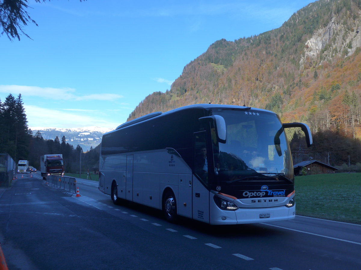 (210'999) - Optop Travel, Opfikon - Nr. 8/ZH 765'771 - Setra am 11. November 2019 in Zweiltschinen, Abzweigung