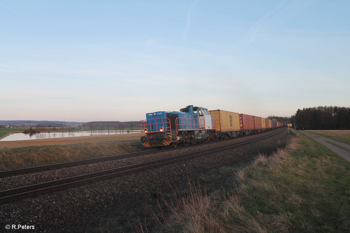 211 011-3 zieht bei Oberteich im aller letzten Licht den Wiesau - Hamburg Containerzug. 31.03.17