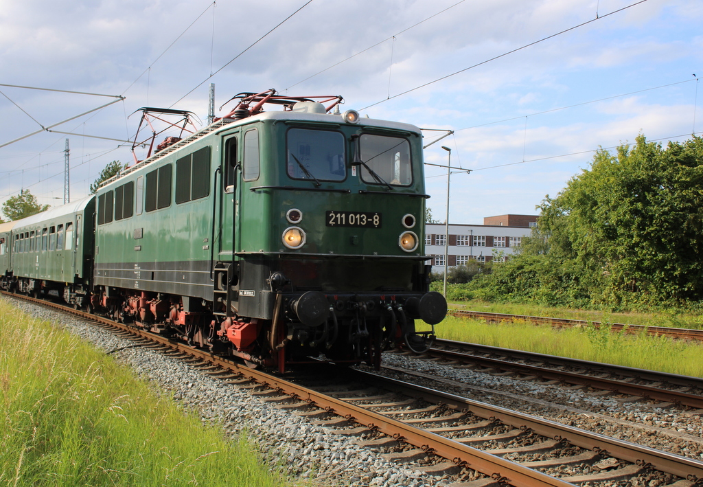 211 013 mit DZ 83272 Warnemünde - Zwickau (Sachs) bei der Durchfahrt im Rostocker Hbf.10.08.2024