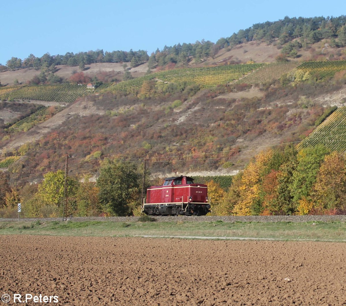 211 041-9 rollt solo in Richtung Süden bei Thüngersheim. 13.10.18