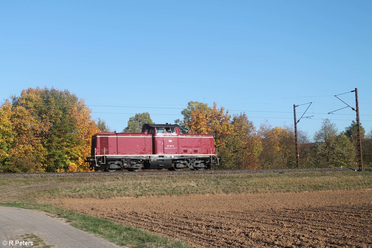 211 041-9 rollt solo in Richtung Süden bei Thüngersheim. 13.10.18