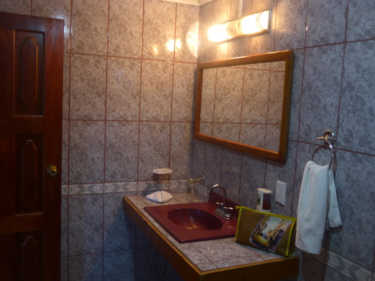 (211'139) - Badezimmer am 13. November 2019 in Nuevo Arenal, Hotel-Restaurant Los Hroes