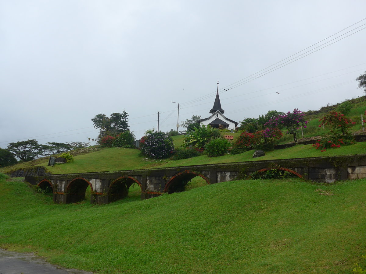 (211'417) - Kapelle mit Viadukt am 16. November 2019 in Nuevo Arenal, Los Hroes