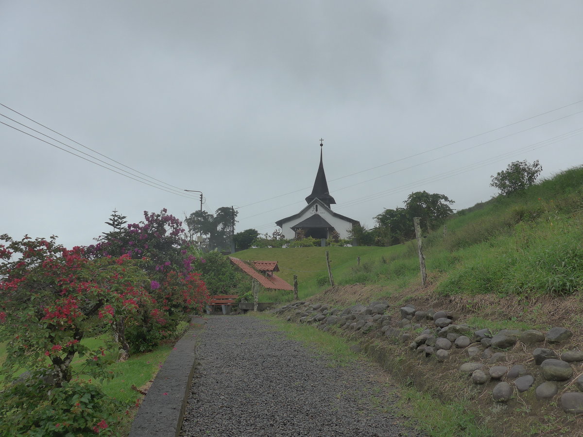 (211'440) - Auf dem Weg zur Kapelle am 16. November 2019 in Nuevo Arenal, Los Hroes