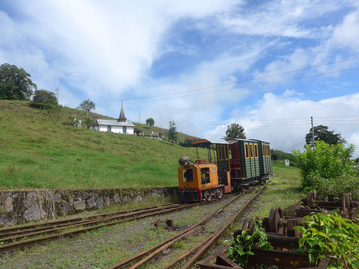 (211'454) - Herannahender TTA-Zug mit Kapelle am 16. November 2019 in Nuevo Arenal, Los Hroes