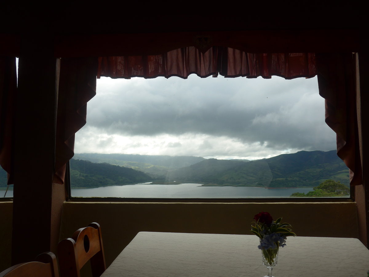 (211'467) - Ausblick auf den Arenalsee vom Drehrestaurant am 16. November 2019 in Nuevo Arenal, Los Hroes