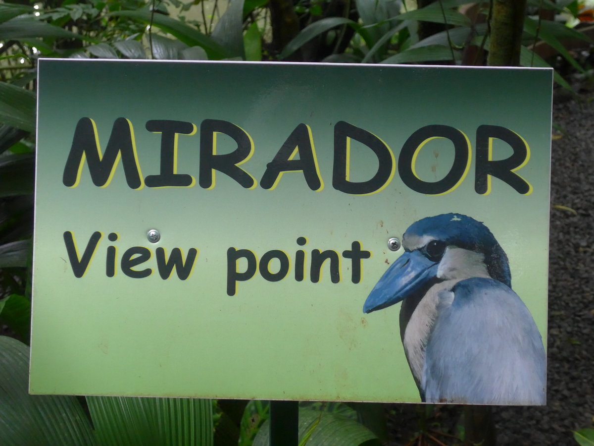 (211'526) - Hinweistafel zum Mirador Aussichtspunkt im Danaus am 17. November 2019 bei La fortuna