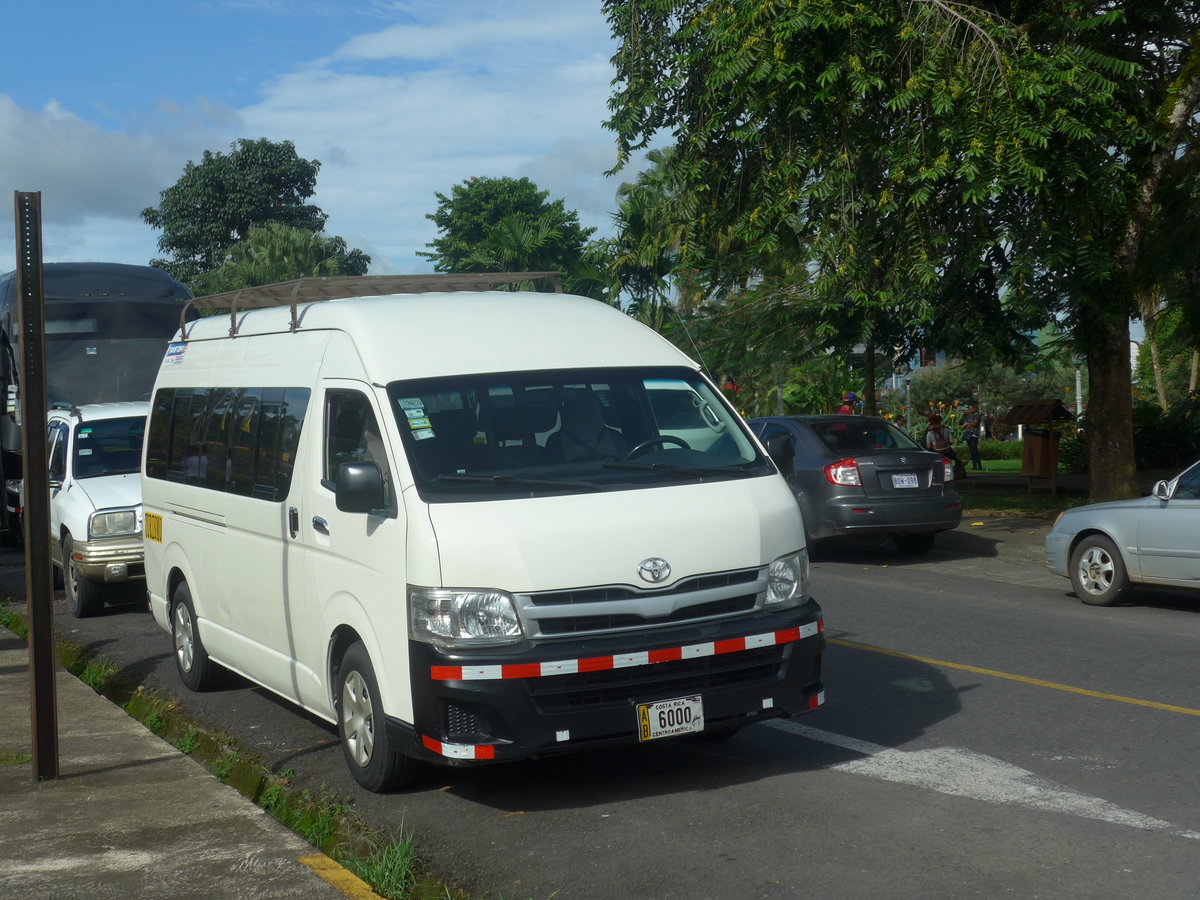 (211'675) - ??? - 6000 - Toyota am 19. November 2019 in La Fortuna, Kirche