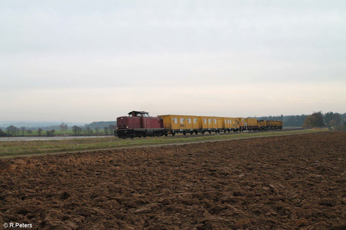 212 2335 zieht ein Bauzug bei Oberteich gen Hof. 04.11.17