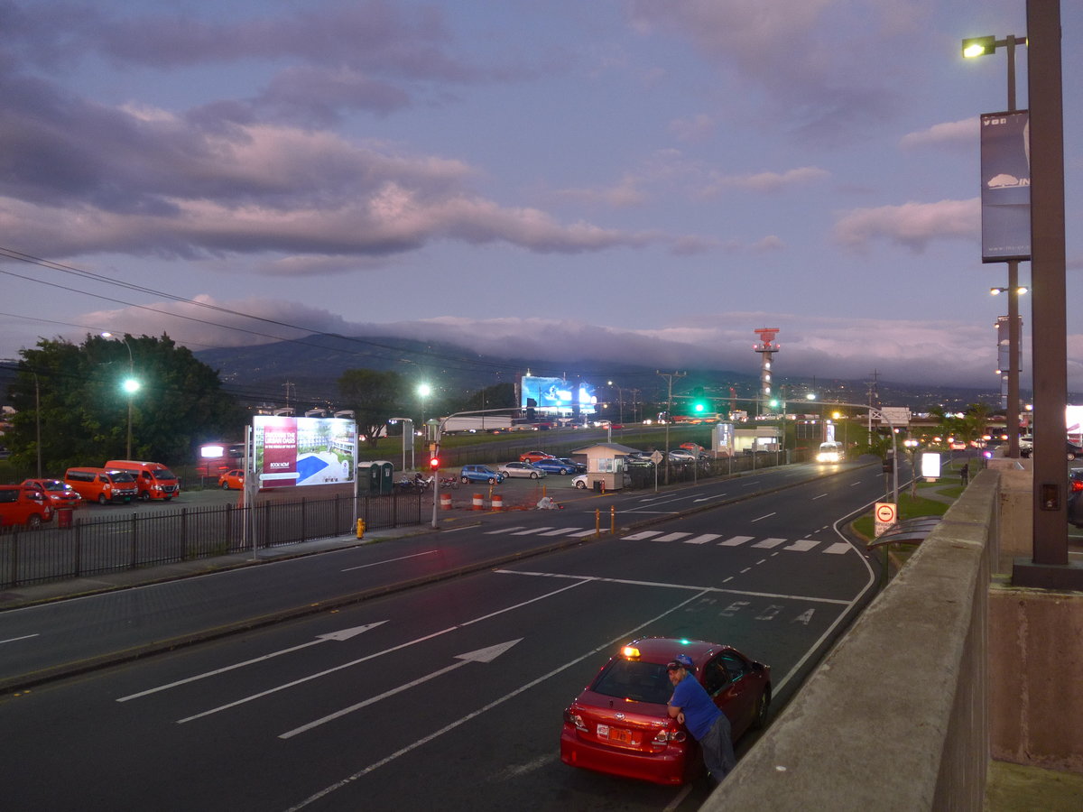 (212'530) - Abendstimmung am 26. November 2019 in San Jos, Airport