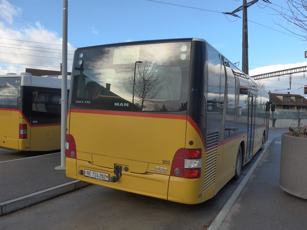 (212'923) - PostAuto Bern - Nr. 202/BE 724'202 - MAN (ex RBS Worblaufen Nr. 202) am 14. Dezember 2019 beim Bahnhof Mnsingen