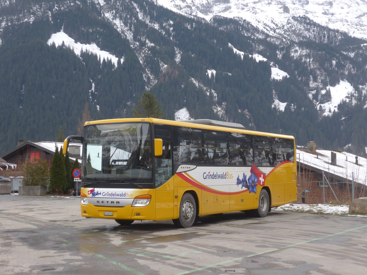 (213'182) - Grindelwaldbus, Grindelwald - Nr. 21/BE 100'930 - Setra am 26. Dezember 2019 beim Bahnhof Grindelwald