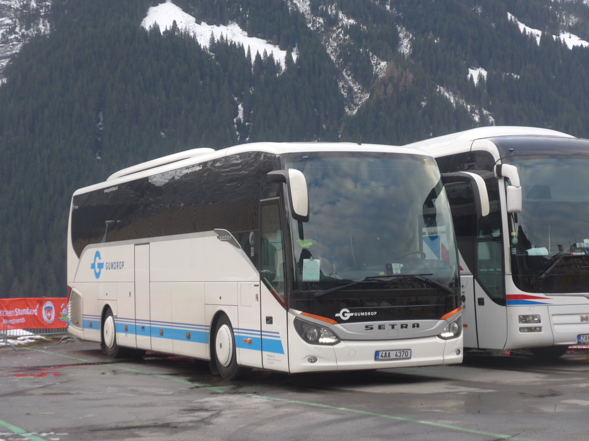 (213'185) - Aus Tschechien: Gumdrop, Praha - 4AA 4370 - Setra am 26. Dezember 2019 beim Bahnhof Grindelwald