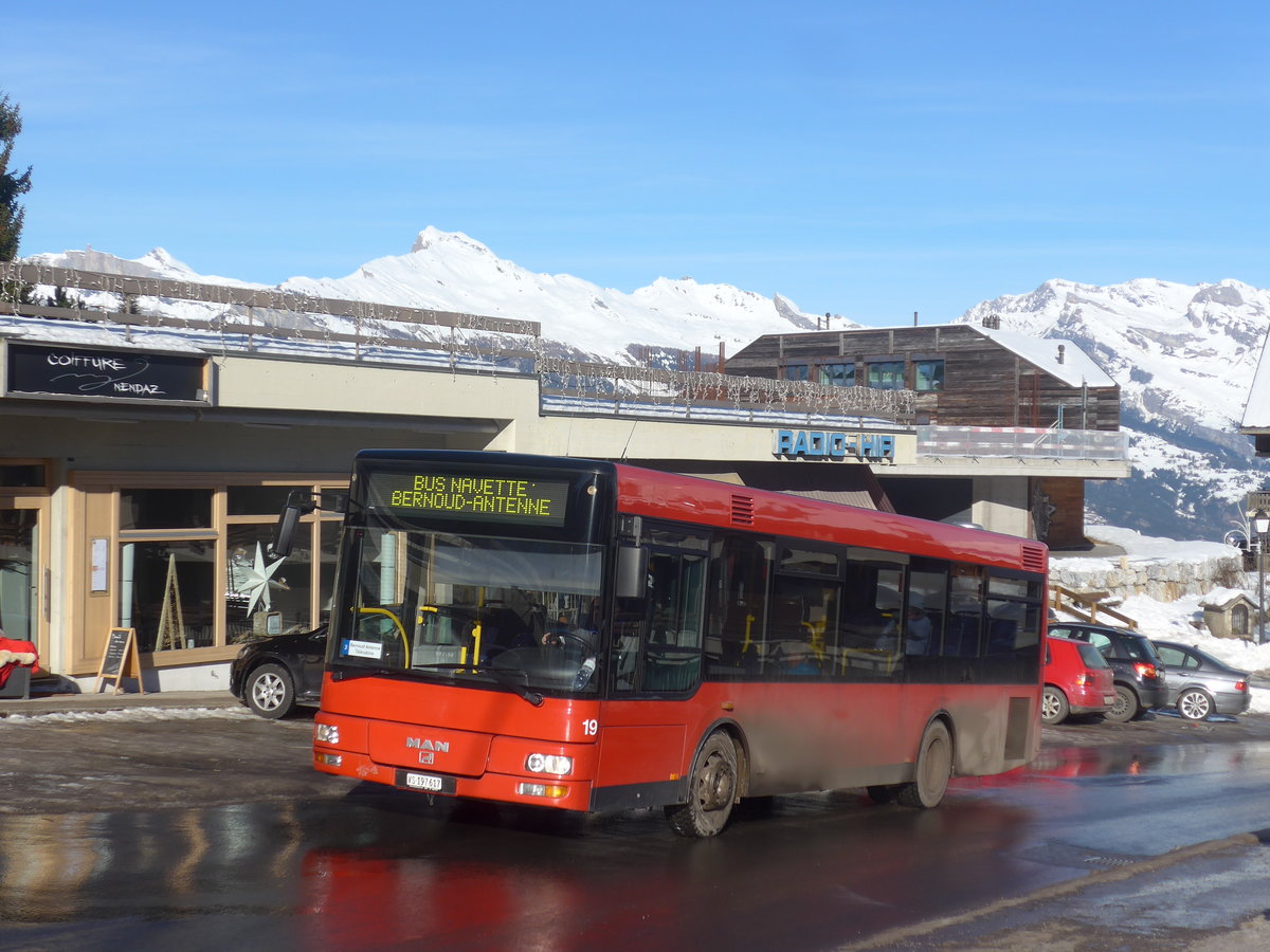 (213'347) - Lathion, Sion - Nr. 19/VS 197'617 - MAN/Gppel (ex AFA Adelboden Nr. 55) am 4. Januar 2020 in Haute-Nendaz, Route de la Tlcabine