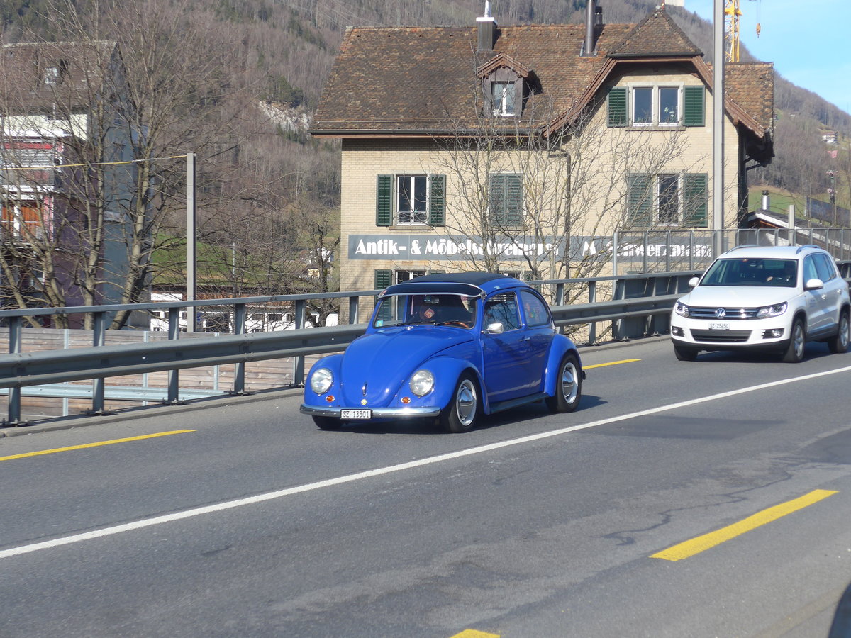(214'162) - VW-Kfer - SZ 13'301 - am 9. Februar 2020 beim Bahnhof Schwyz