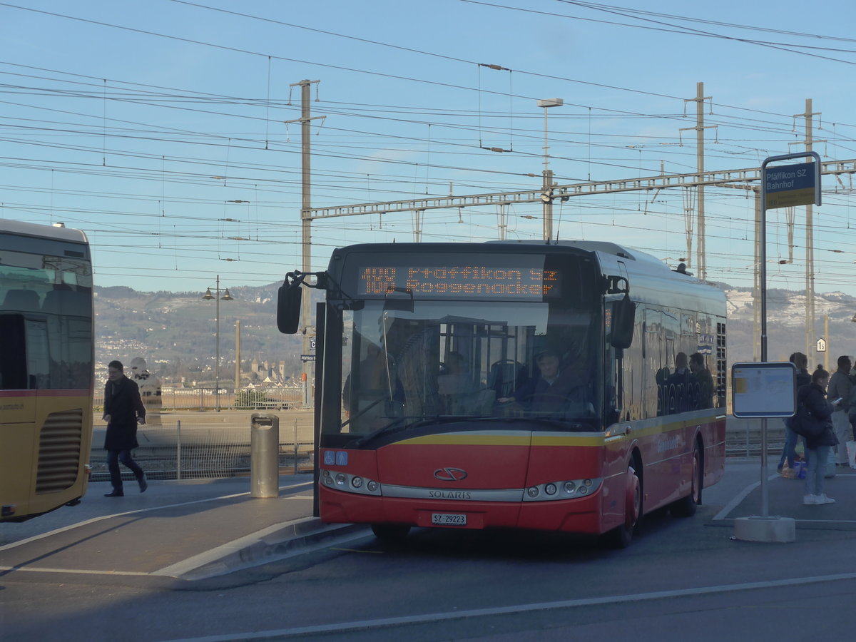 (214'219) - Landolt, Pfffikon - SZ 29'223 - Solaris am 15. Februar 2020 beim Bahnhof Pfffikon