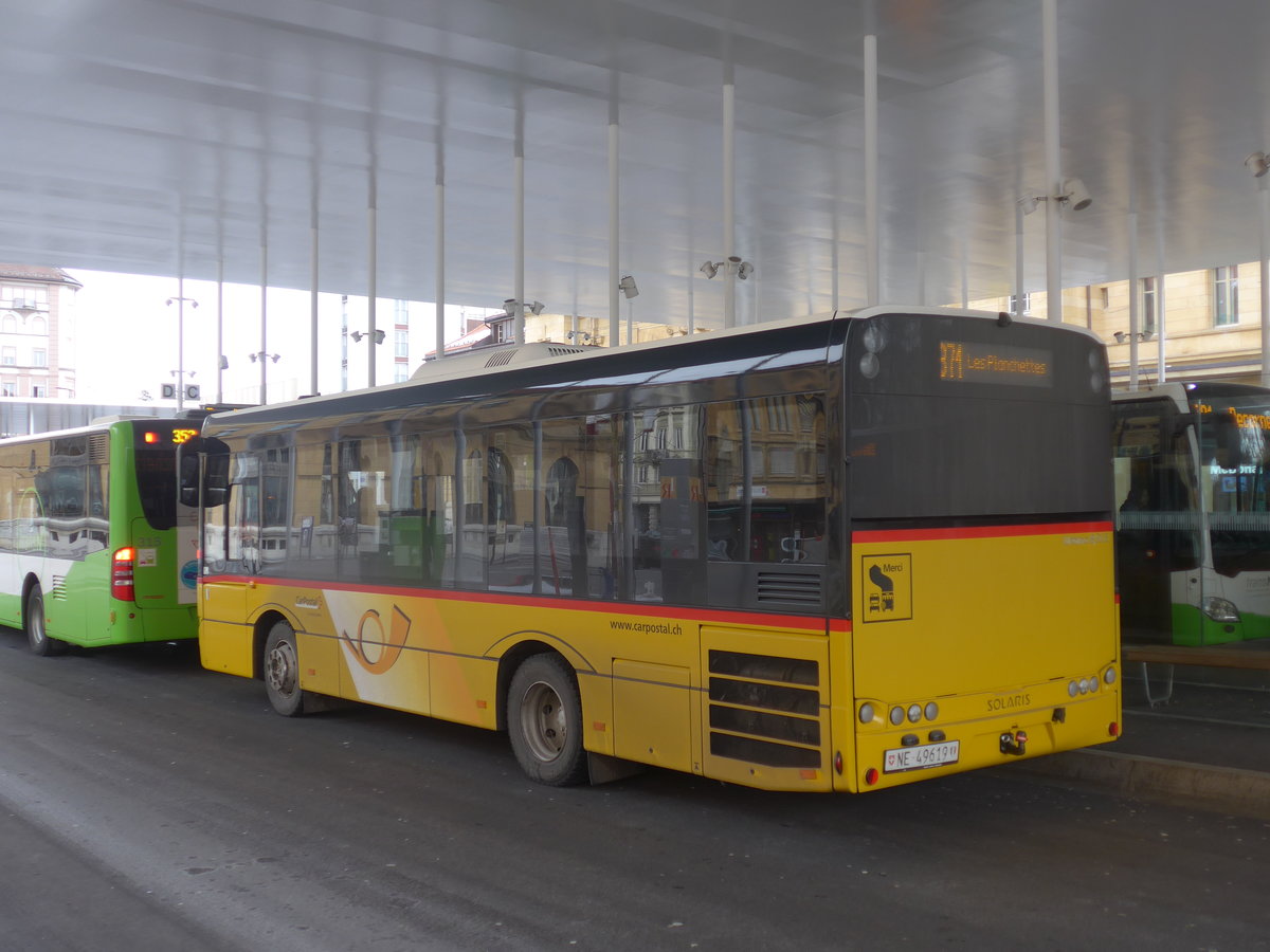 (214'253) - CarPostal Ouest - NE 49'619 - Solaris am 16. Februar 2020 beim Bahnhof La Chaux-de-Fonds