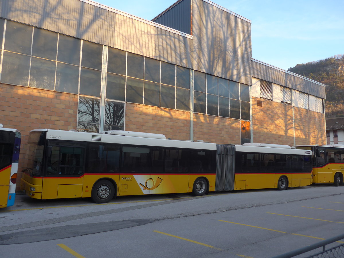 (214'833) - PostAuto Wallis - Nr. 19/VS 496'396 - MAN (ex SB Trans, Sursee Nr. 19; ex Steiner, Ortschwaben Nr. 19; ex Steiner, Ortschwaben Nr. 6) am 22. Februar 2020 in Sion, alte Ortsbusgarage