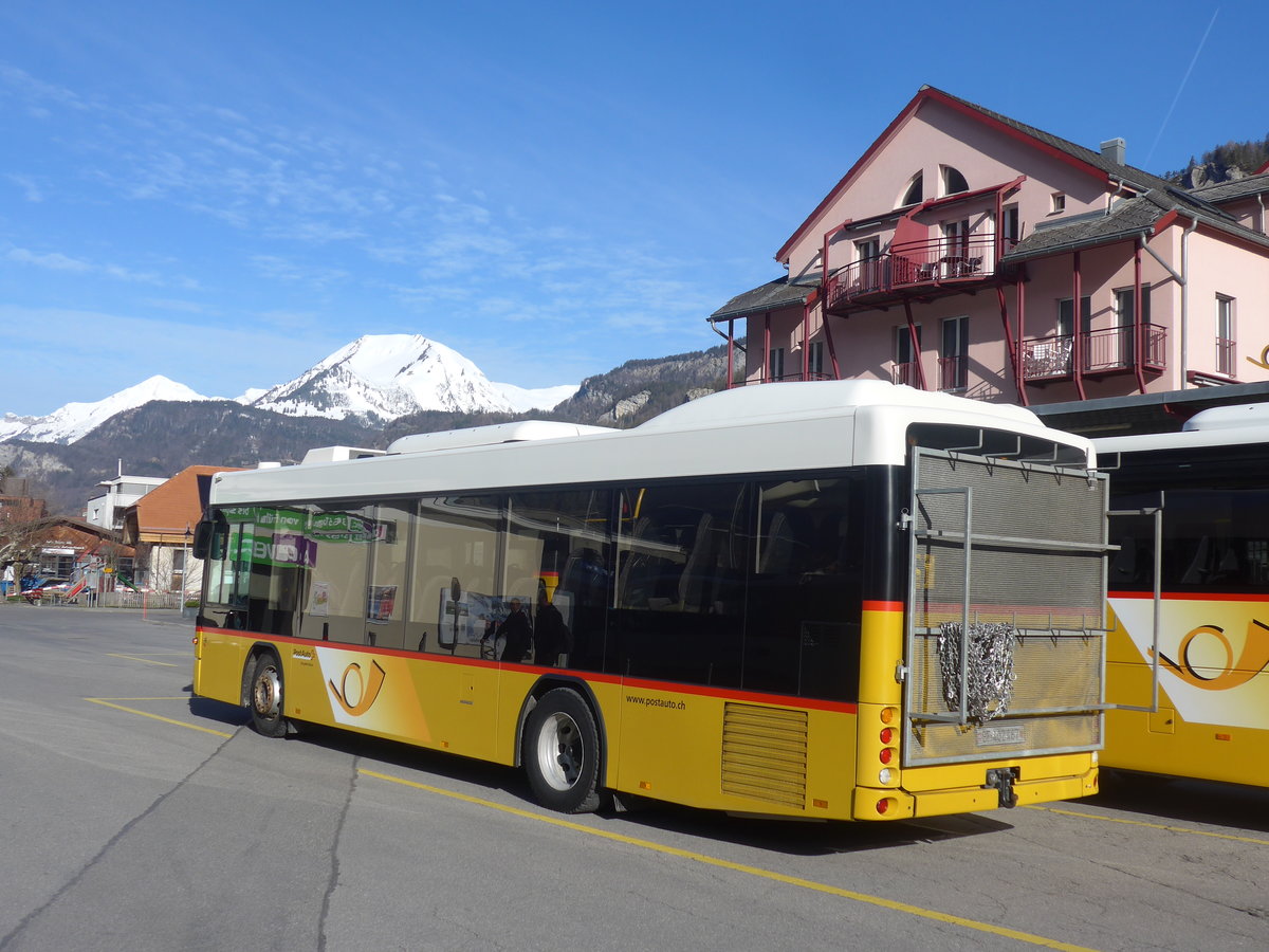 (215'062) - PostAuto Bern - BE 402'467 - Scania/Hess (ex AVG Meiringen Nr. 67; ex AVG Meiringen Nr. 76; ex Steiner, Messen) am 8. Mrz 2020 in Meiringen, Postautostation