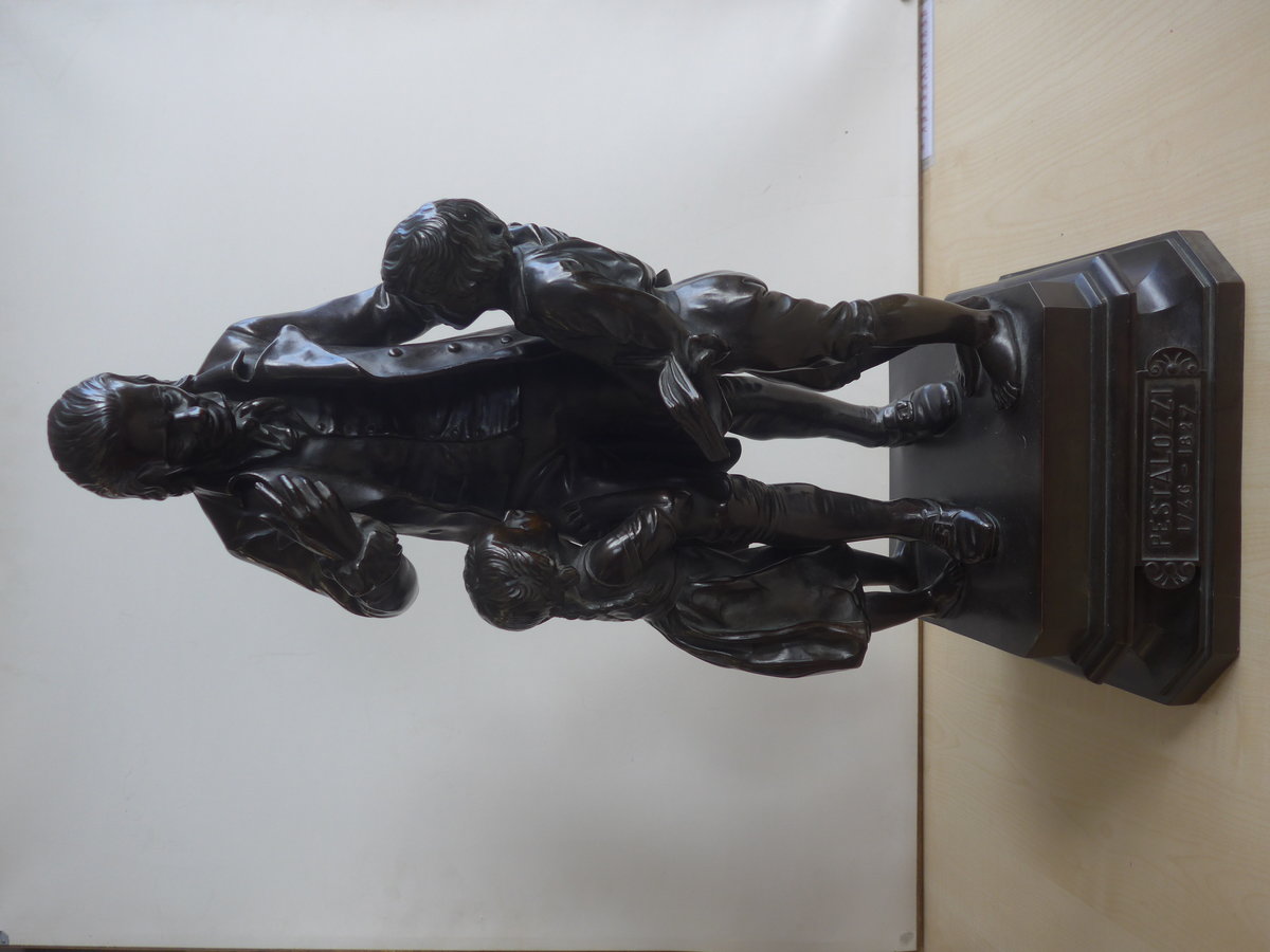 (215'285) - Bronzefigur Heinrich Pestalozzi von A. Lanz am 20. Mrz 2020 im BrockiShop Thun