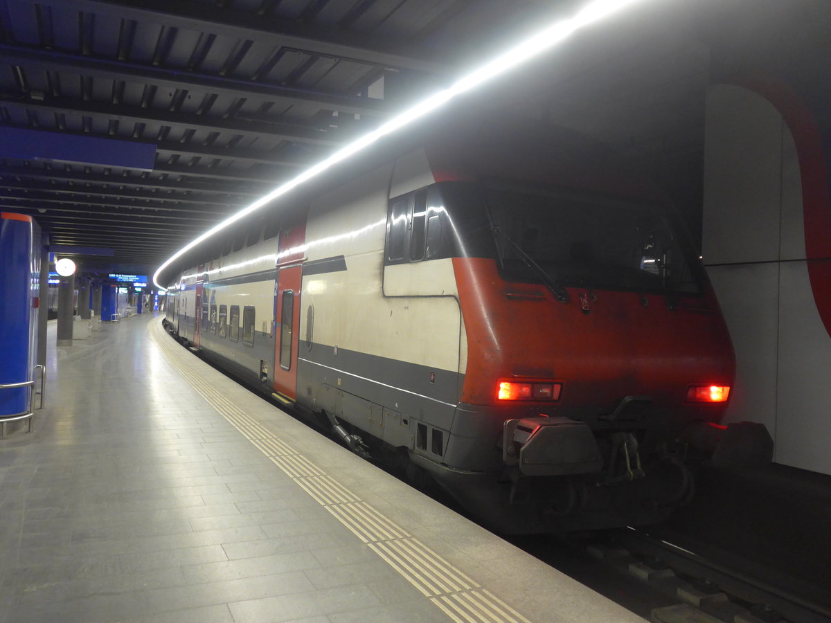 (215'898) - Der Bahnhof Zrich-Flughafen um 12.15 Uhr mittags am 6. April 2020
