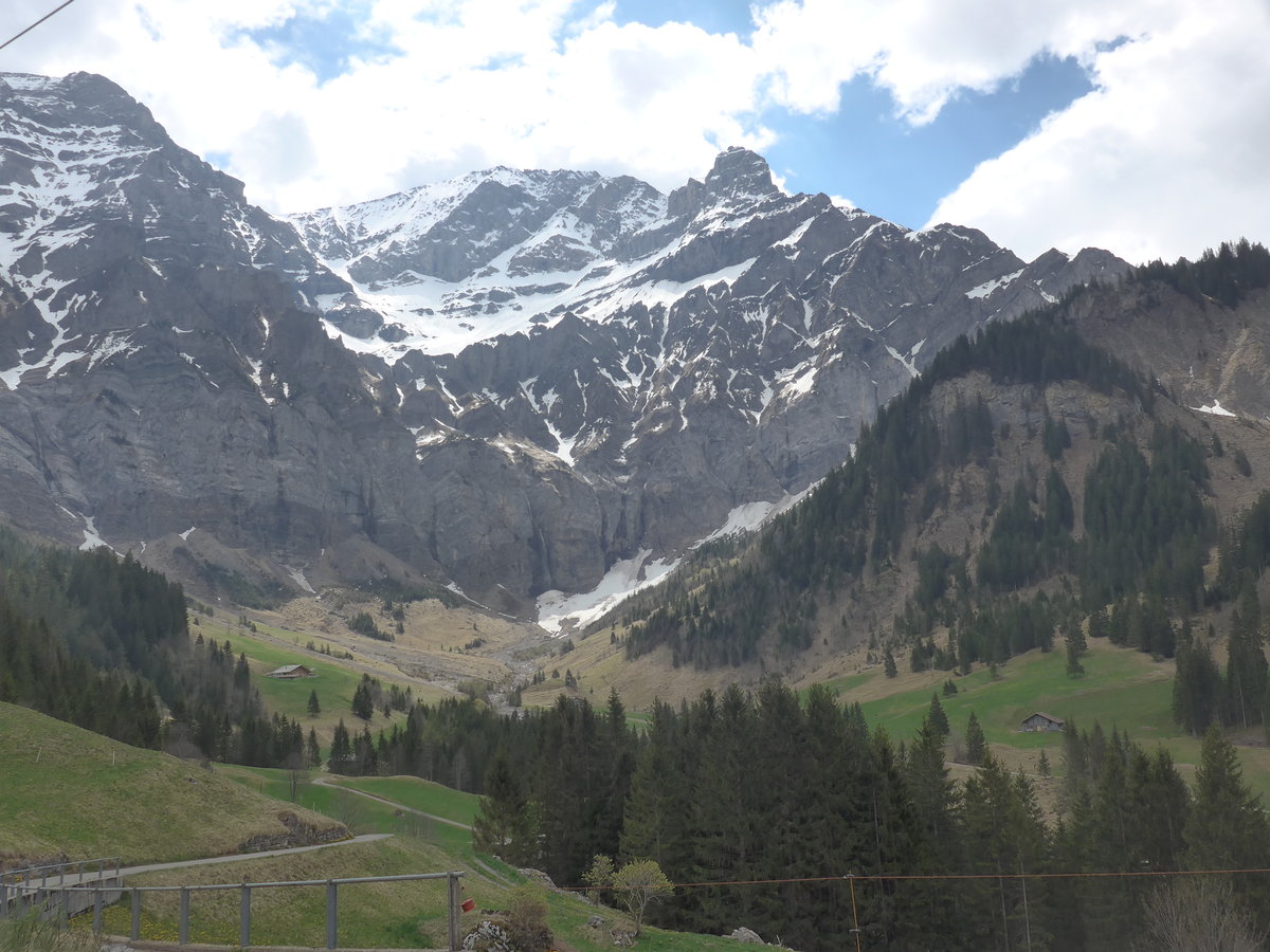 (216'426) - Lohner mit Bounderfllen am 24. April 2020 vom Hirzbodenport bei Adelboden aus
