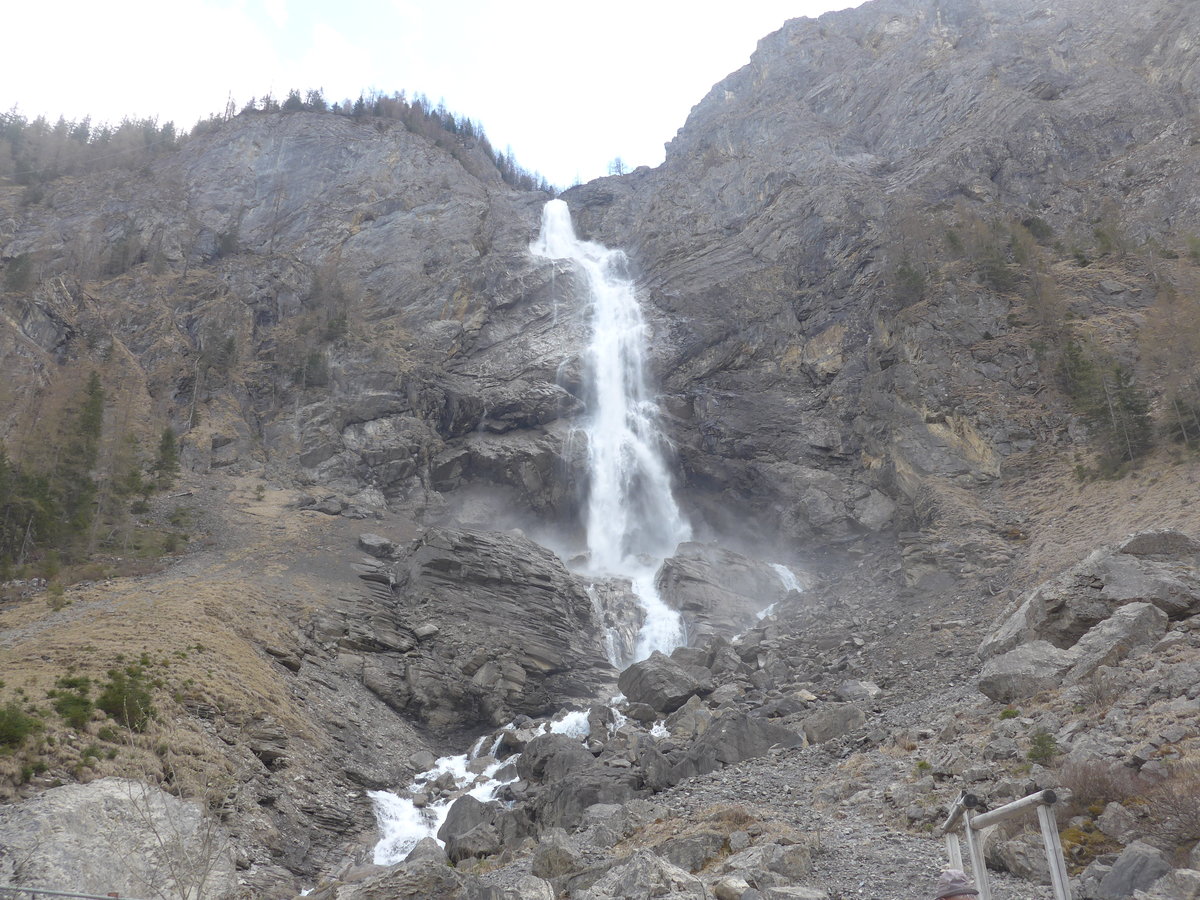 (216'435) - Die Engstligenflle am 24. April 2020 bei Adelboden