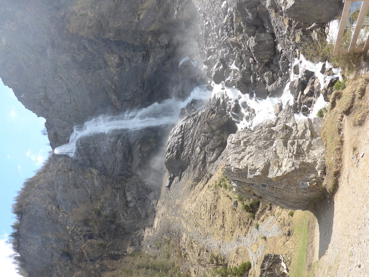(216'442) - Die Engstligenflle am 24. April 2020 bei Adelboden