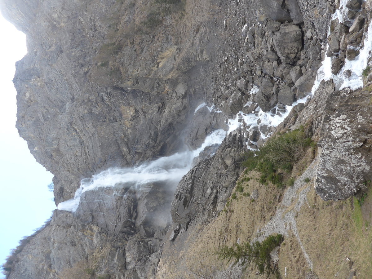 (216'445) - Die Engstligenflle am 24. April 2020 bei Adelboden