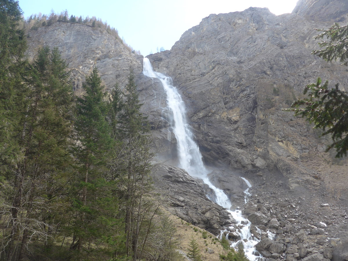 (216'446) - Die Engstligenflle am 24. April 2020 bei Adelboden