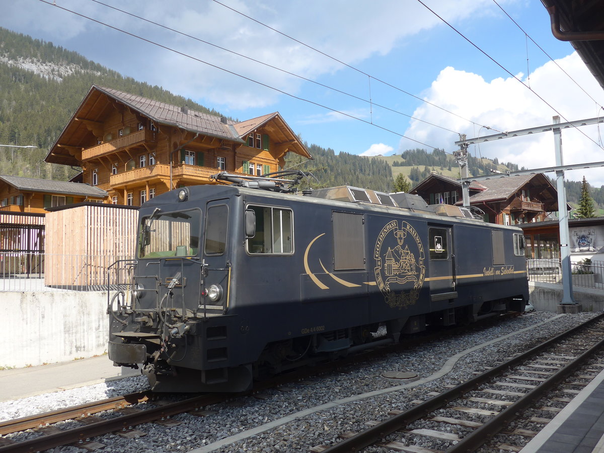 (216'471) - MOB-Lokomotive - Nr. 6002 - am 26. April 2020 im Bahnhof Zweisimmen