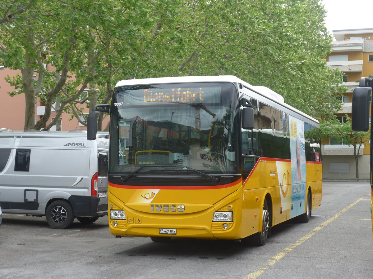 (216'573) - PostAuto Wallis - VS 424'842 - Iveco am 28. April 2020 in Brig, Garage