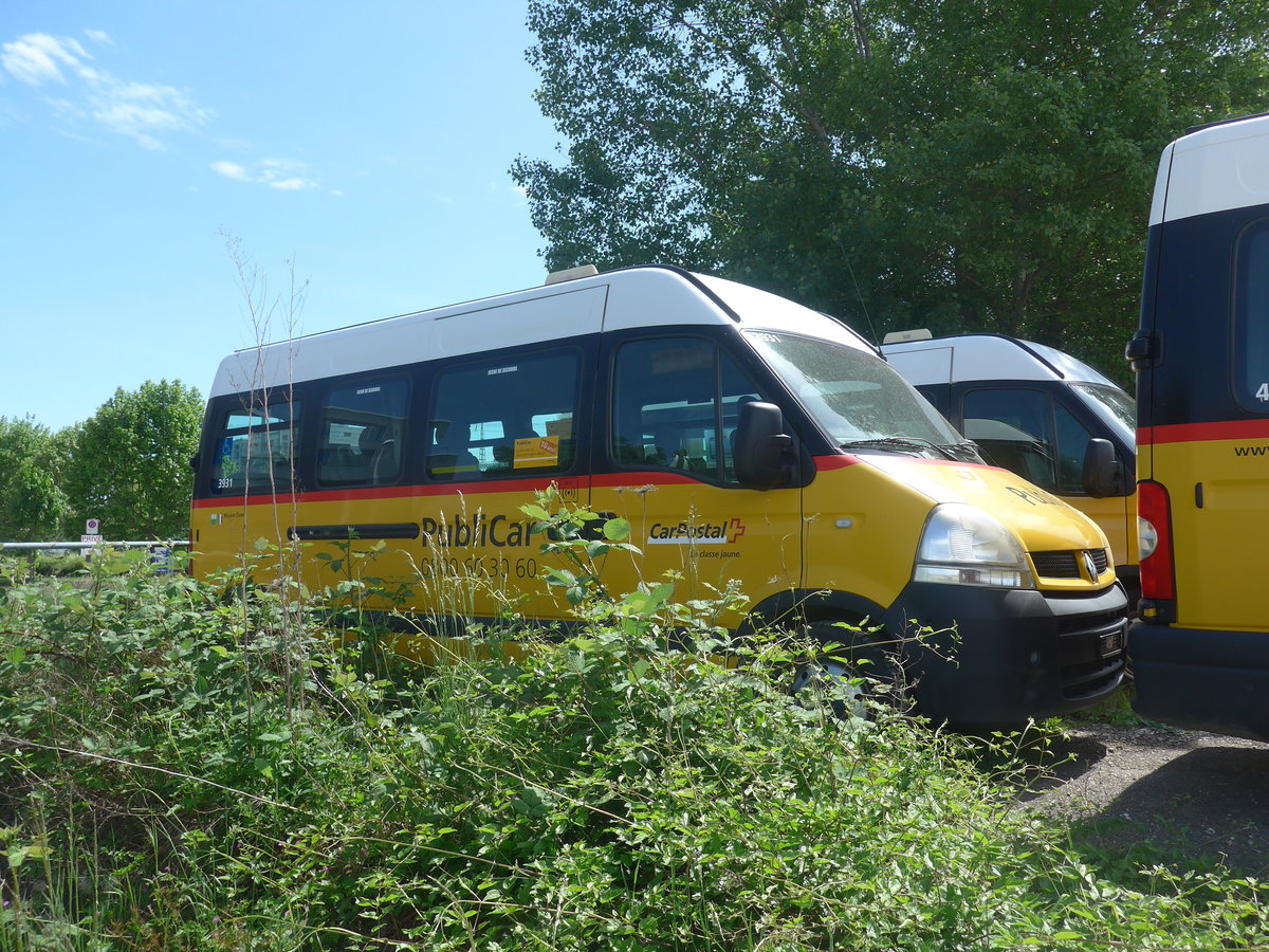 (216'980) - CarPostal Ouest - (VD 391'509) - Renault am 10. Mai 2020 in Yverdon, Garage