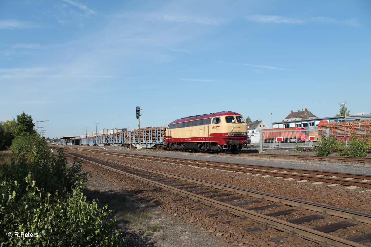 217 002 am Holzzug in Wiesau 07.09.13