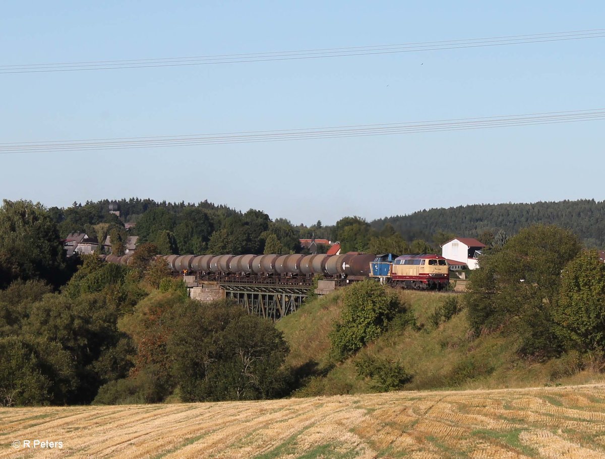 217 002 der BTE und V1253 ziehen über das Röslau Viadukt bei Seußen einen Kesselzug aus Cheb nach Ingolstadt. 31.08.16