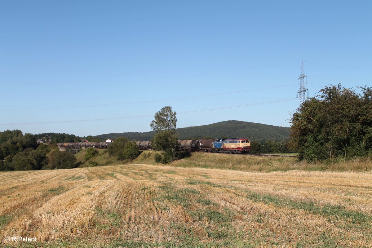 217 002 der BTE und V1253 ziehen über das Röslau Viadukt bei Seußen einen Kesselzug aus Cheb nach Ingolstadt. 31.08.16