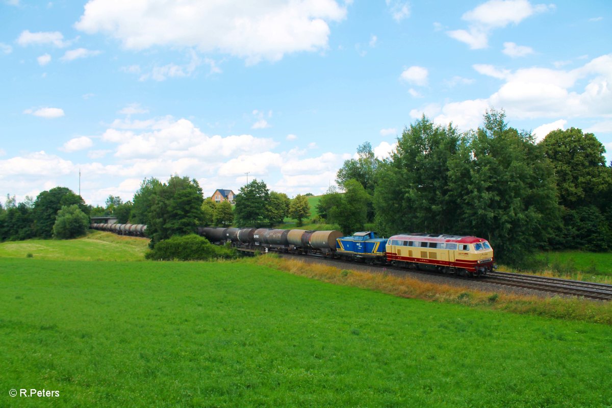 217 002 und V1253 haben in Eger/Cheb einen Kesselzug geholt und befinden sich wieder auf dem Rückweg nach Ingolstadt und ziehen hie bei Röthenbach am Steinwald vorbei. 19.07.16