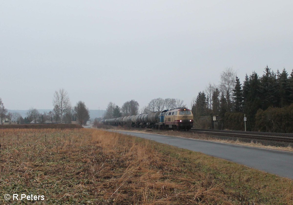 217 002 und V1253 ziehen bei Rothenstadt einen Kesselzug aus Cheb nach Ingolstadt. 12.02.17