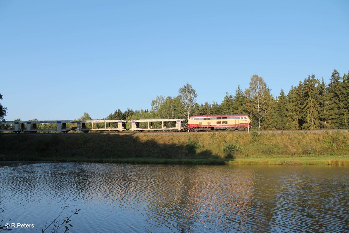 217 002 zieht einen leeren Autotransportzug BLG nach Cheb bei Oberteich. 15.09.16