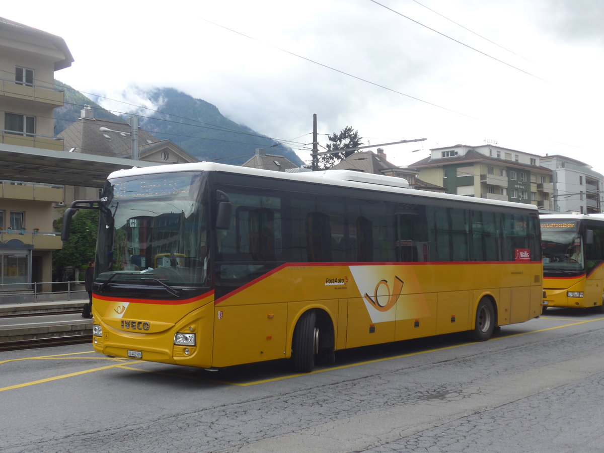 (217'669) - PostAuto Wallis - VS 445'905 - Iveco am 7. Juni 2020 beim Bahnhof Brig