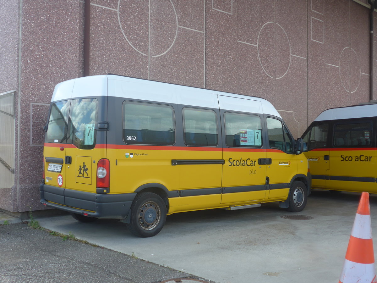 (217'847) - CarPostal Ouest - VD 392'883 - Renault am 13. Juni 2020 in Echallens, Garage