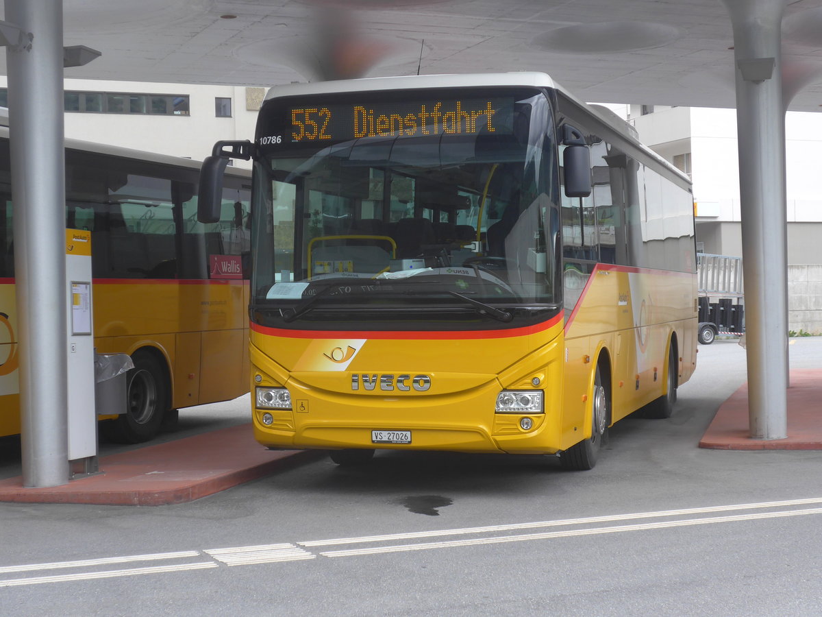 (217'919) - Autotour, Visp - VS 27'026 - Iveco am 13. Juni 2020 beim Bahnhof Visp