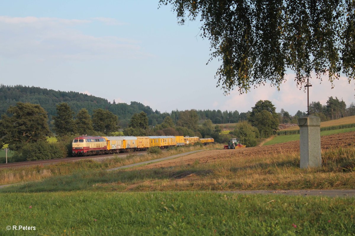 218 105 befrdert bei Lengenfeld den DGV 92757 in Richtung Hof. 27.09.16