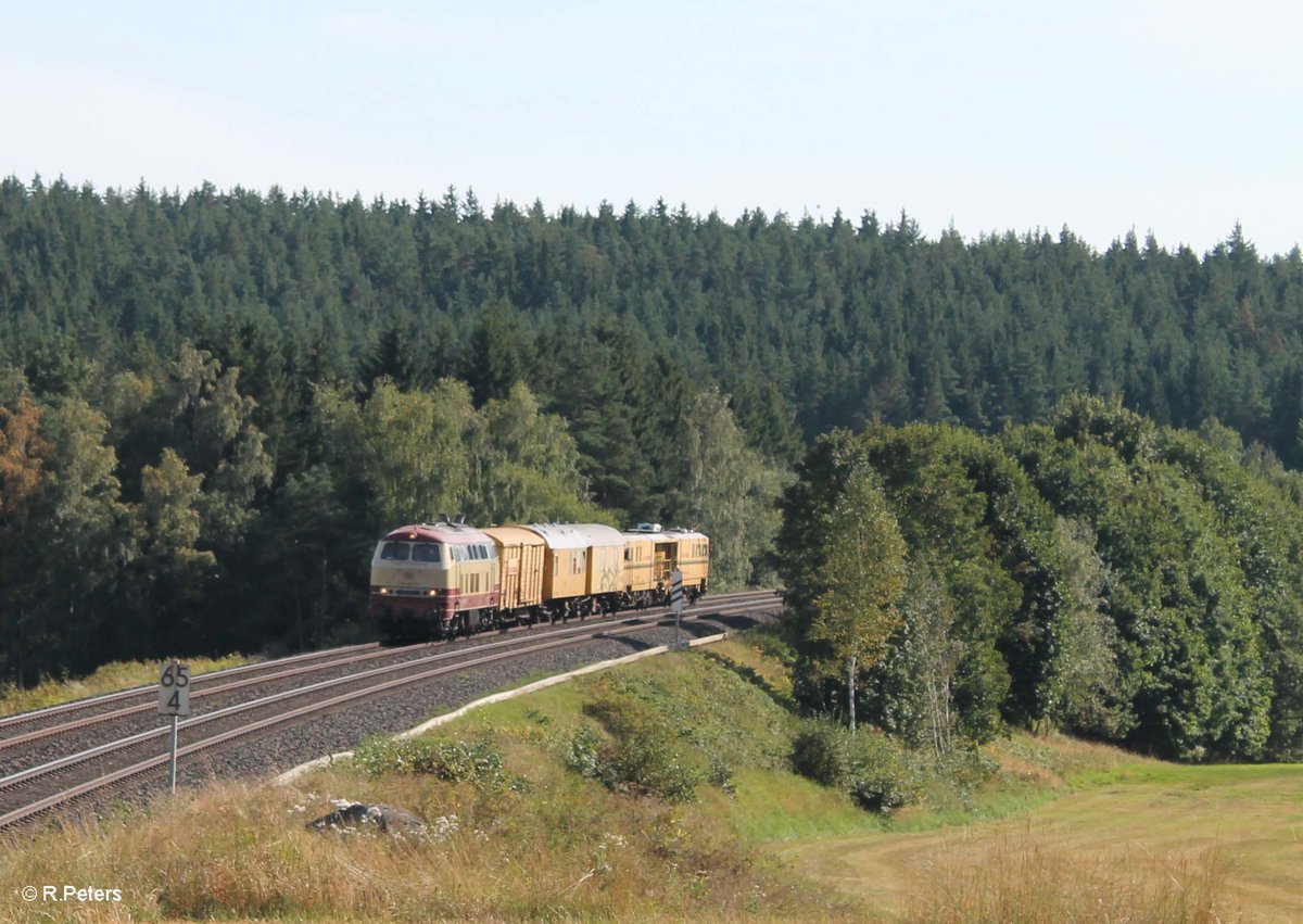 218 105 überführt eine Stopfmaschine und Bauwagen bei Neudes gen Hof. 28.08.16