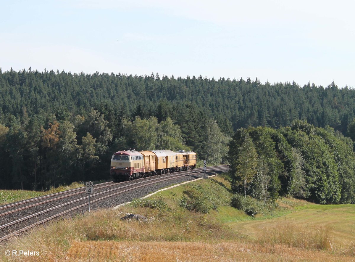 218 105 überführt eine Stopfmaschine und Bauwagen bei Neudes gen Hof. 28.08.16