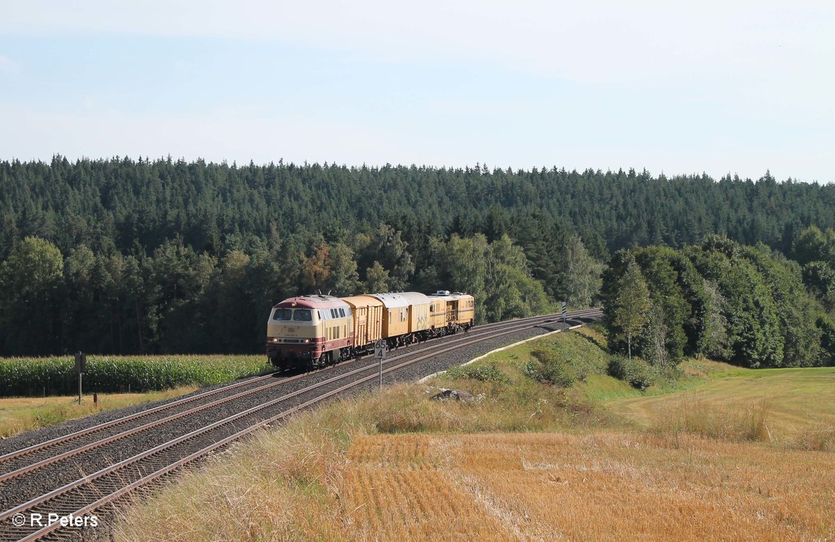 218 105 überführt eine Stopfmaschine und Bauwagen bei Neudes gen Hof. 28.08.16