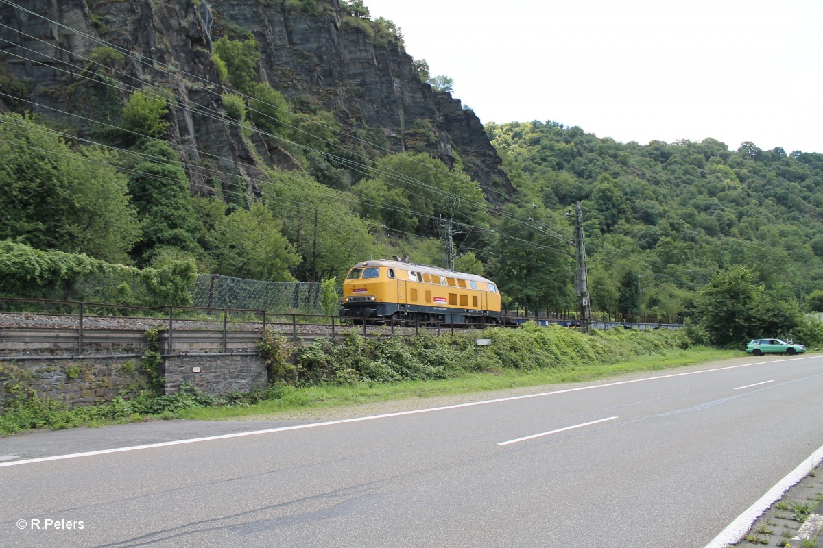 218 304-4 mit einem Bauzug kurz vor der Loreley. 15.07.14